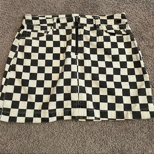 Black & white checkered mini skirt. Size: M